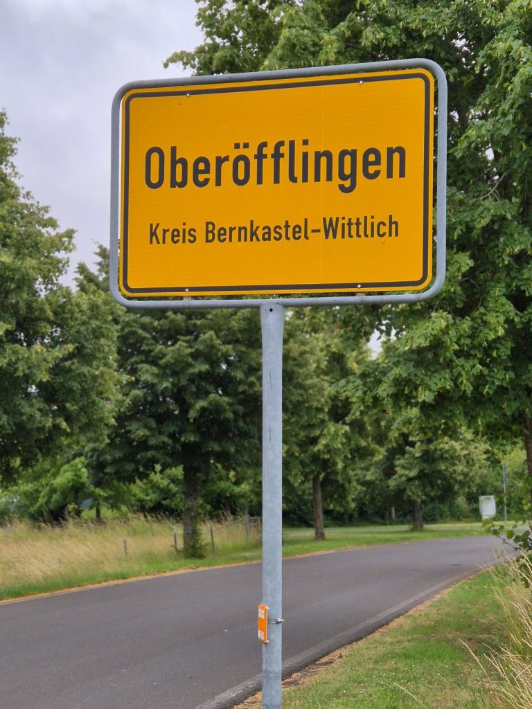 Ortsschild von Oberöfflingen, Kreis Bernkastel-Wittlich, an einer Landstraße.